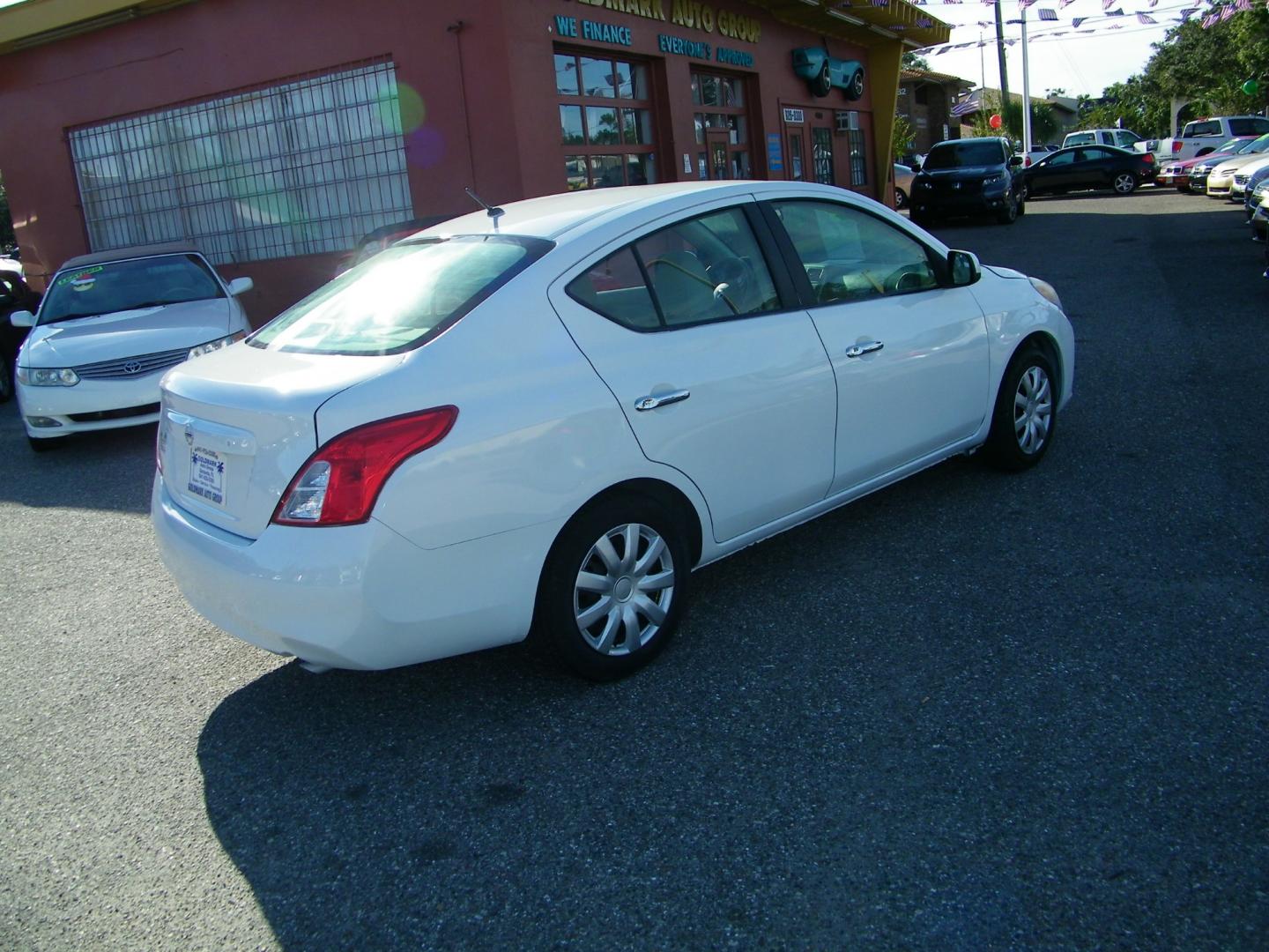 2012 White /Black Nissan Versa SV (3N1CN7AP3CL) with an L4, 1.6L engine, Automatic transmission, located at 4000 Bee Ridge Road, Sarasota, FL, 34233, (941) 926-0300, 27.298664, -82.489151 - Photo#5